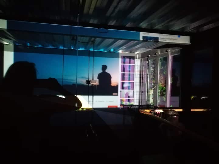 Para los amantes de peliculas disfruta ésta experiencia, desde la pantalla y proyector a través del chromecast desde tu celular. Sencillo cómo conectarse a través de icono enviar señal. Busca la señal del loft y listo! Tu cel es tu control.