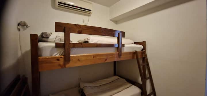 Chambre d'amis. Un lit superposé et un fou supplémentaire. 