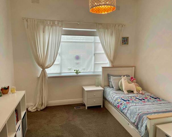 Cheerful 4-Bedroom family home with huge back yard gallery image 4