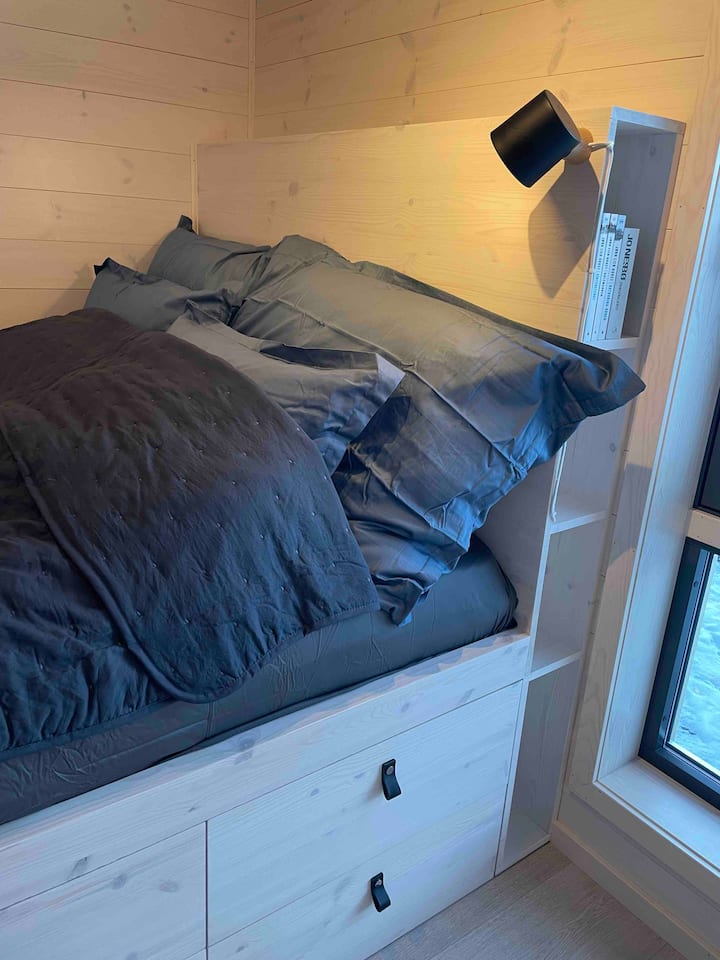 Vyumba viwili vya kulala kama hivi. Vitanda vya sentimita 150x200, ubao wa kichwa ulio na rafu na droo chini ya vitanda kwa ajili ya kuhifadhi nguo, n.k. 