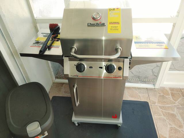 Amazing 5 Bedroom Pool Home 28 day+Great Location! gallery image 5