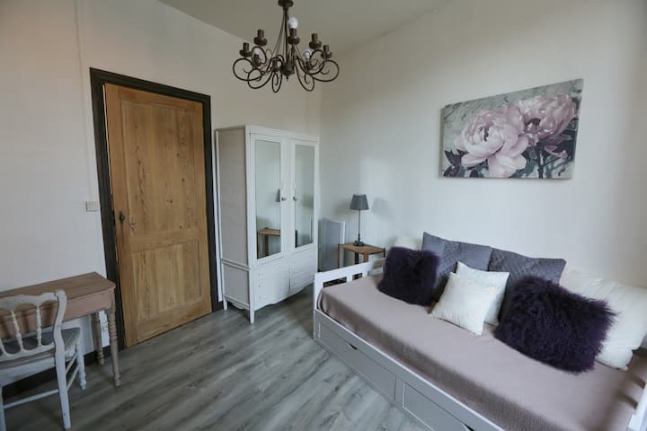 第3间卧室1楼床90厘米模块化， 160厘米，可配两张单人床