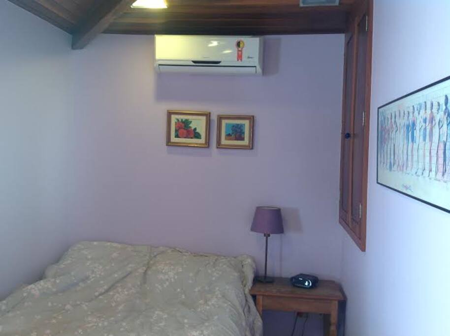 Double bedroom in the upper floor: air conditioning, closet, cable TV, wi-fi