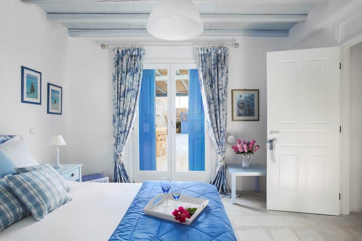 ห้องนอนใหญ่เตียงคู่พร้อมฟูกนอนที่สะดวกสบายเป็นพิเศษเหมาะอย่างยิ่ง