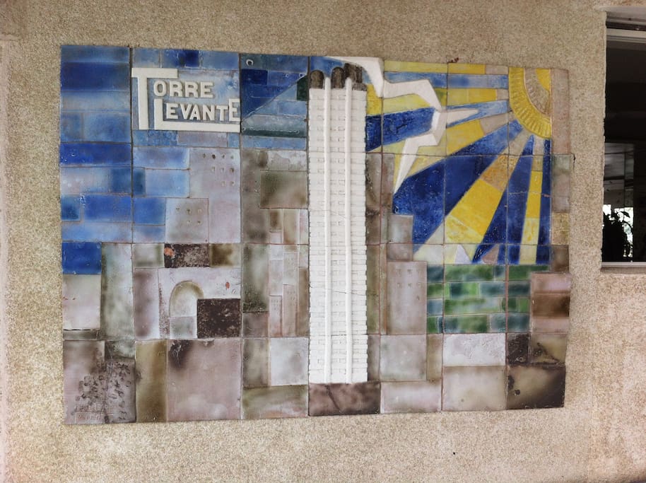Mosaico en la entrada del edificio