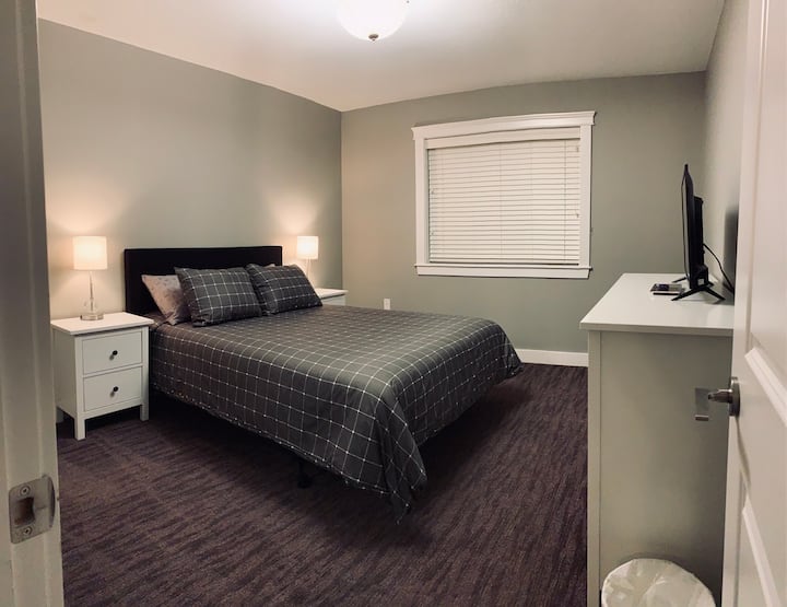 חדר שינה שני עם מיטת קווין סייז. 