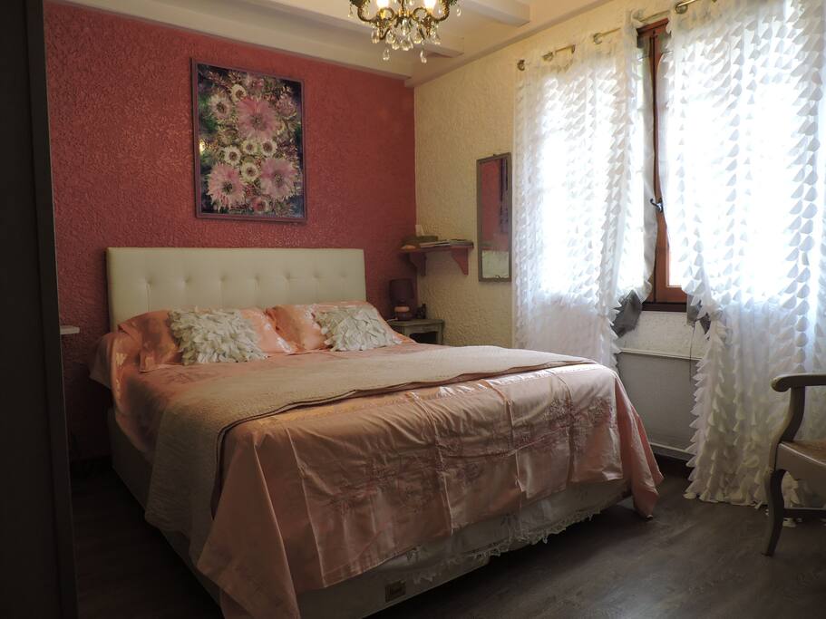 Chambre claire et intime avec grand lit en 160