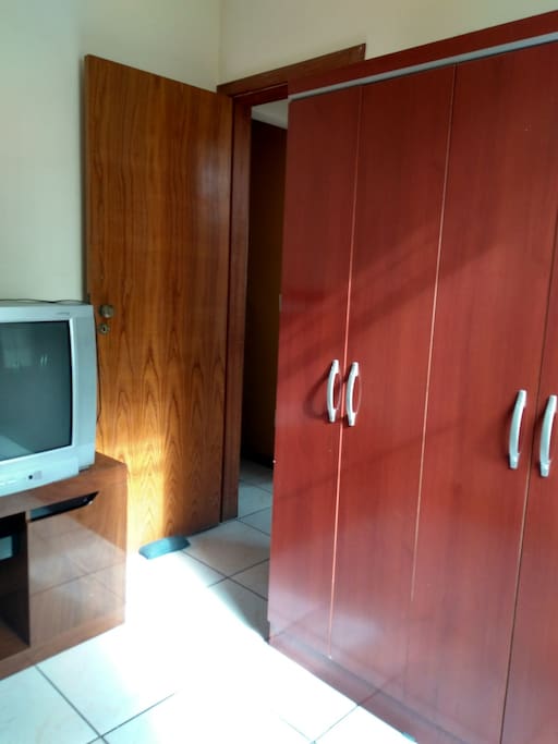 guarda roupa 6,portas uma tv.