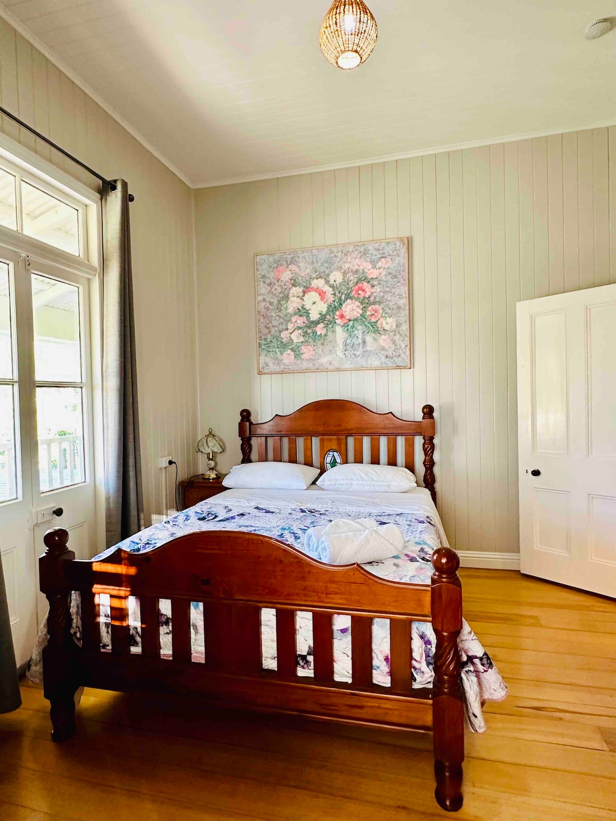 带反向循环空调的标准双人床卧室 