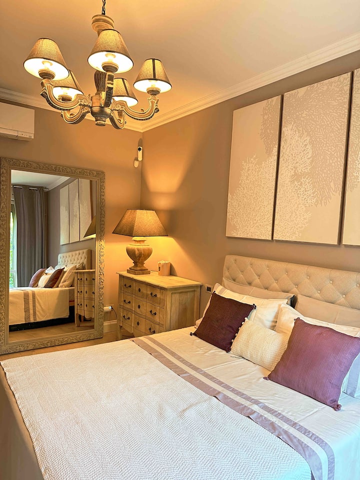 Მთავარი საძინებელი 193 × 203 სმ ზომის საწოლით 