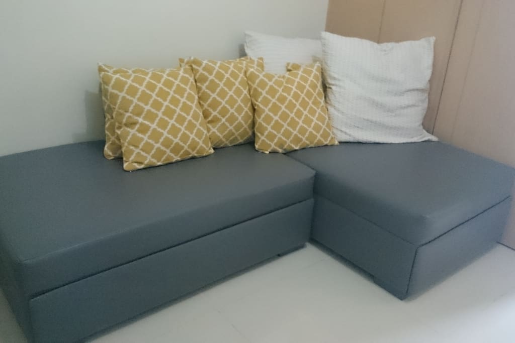 2 more adults can sleep on the transformable sofa bed.