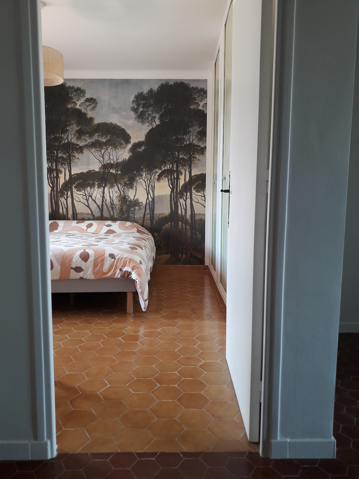 Spálňa 1 ( lôžko 160) s malou terasou s výhľadom na garáž 