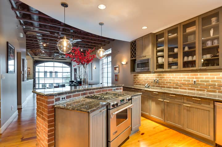 Montrose Ny Style Brick Home Con Un Elevador Y Una Cocina De Chef - Houston, TX