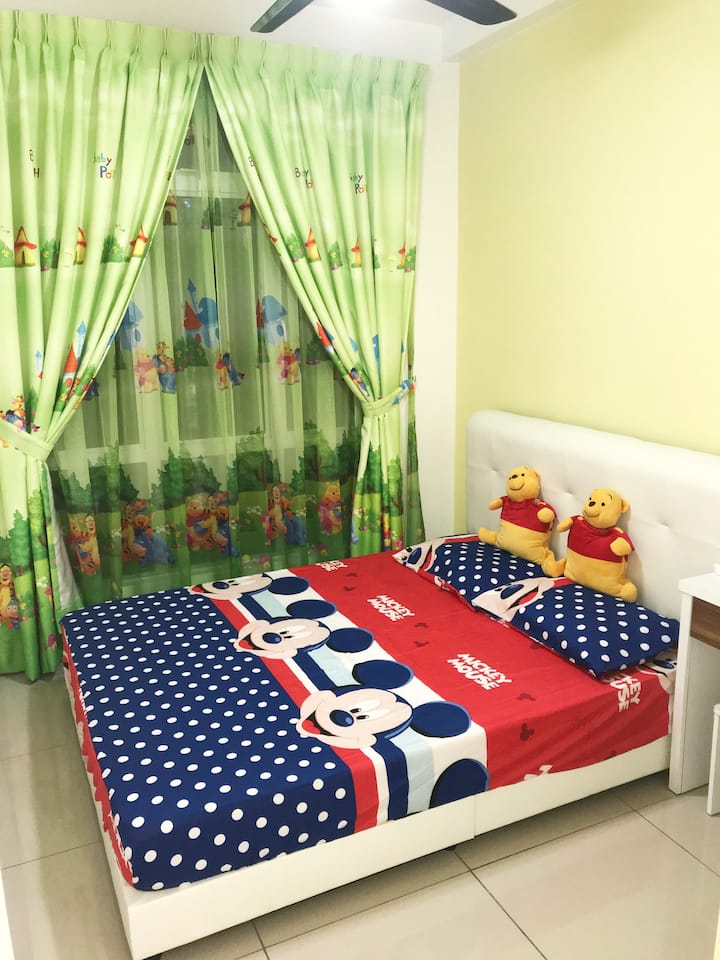 Quarto de cama 1 com um colchão queen size.