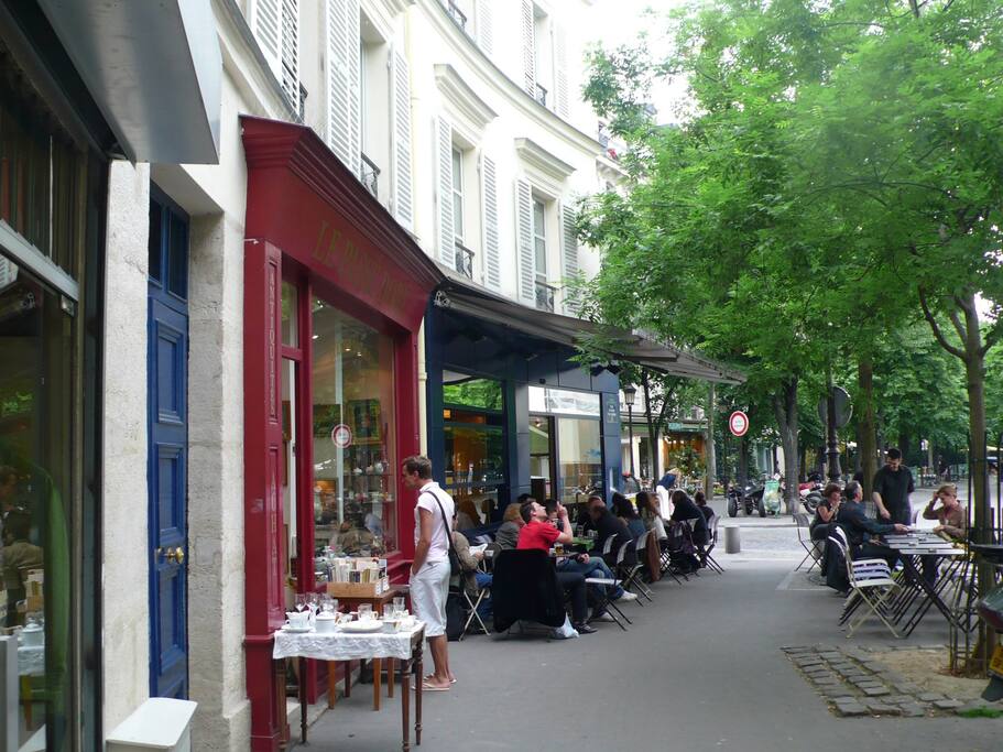 Ancien bourg annexé à Paris par le Baron Haussmann au XIXème siècle, les habitants des Batignolles revendiquent encore aujourd'hui leur appartenance à un village au sein même de la ville. En effet, le quartier a conservé les frontières et l’esprit du village d’origine.
Cafés, bars, restaurants, boutiques de déco ou de vêtements font de ce quartier de plus en plus branché un pied à terre parfait pour profiter d'un séjour Paris.
///
The apartment is located in the heart of Les Batignolles. This trendy area managed to preserve its Village spirit, a legacy of the 19th century.
You will enjoy many cafés, bars, restaurants, decoration or clothes stores possibilities that make Les Batignolles a very charming area.