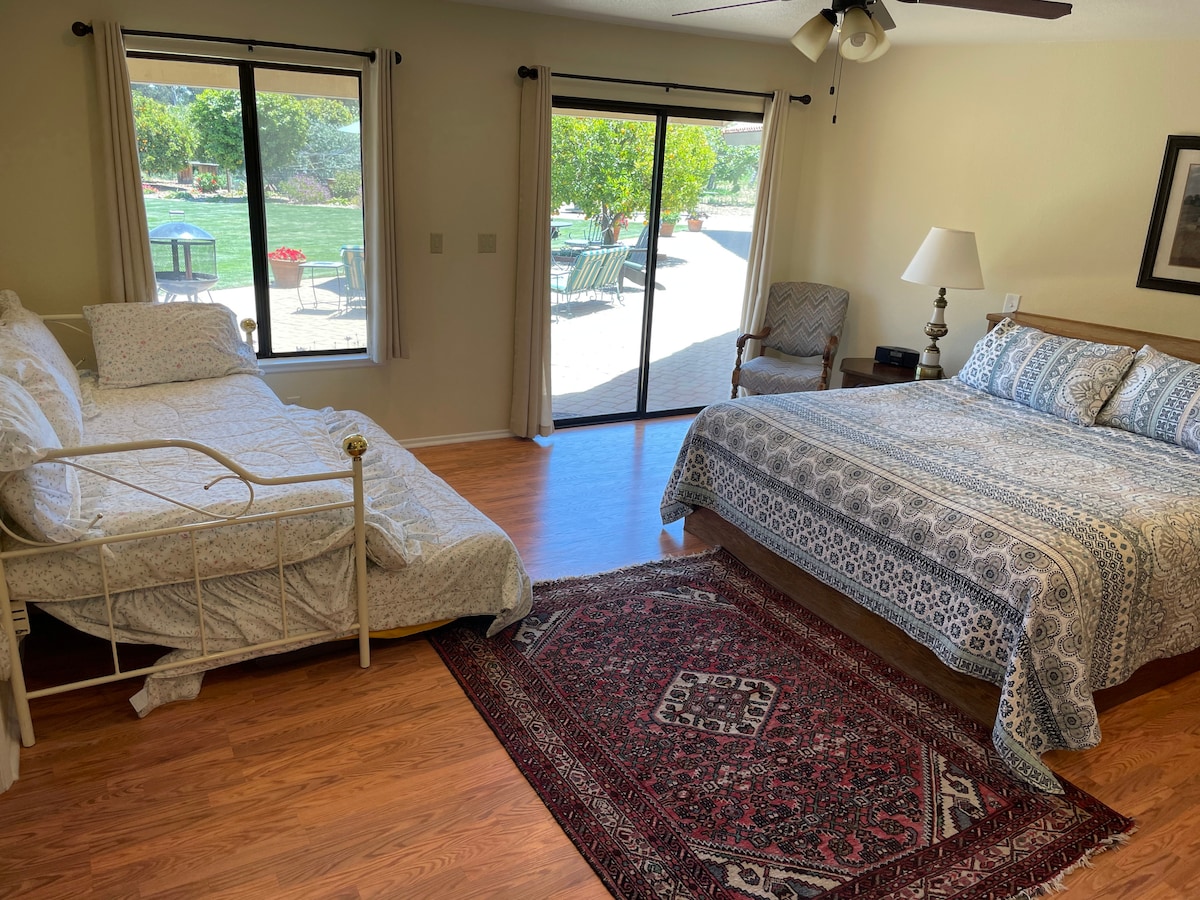 Dormitorio #1 con baño, cama tamaño king, 2 camas individuales. 