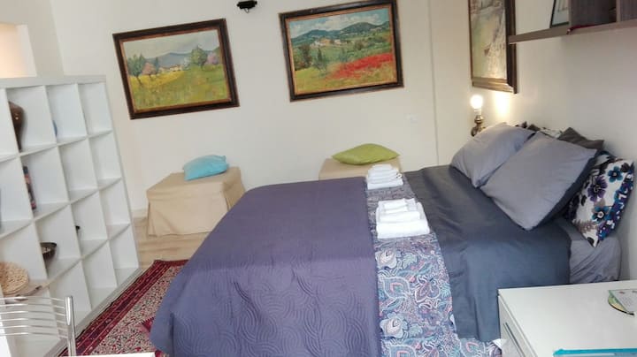 Cama doble, los 2 pufs cremosos debajo de las pinturas se pueden transformar en camas individuales, pero solo para el tercer y cuarto huésped. 
