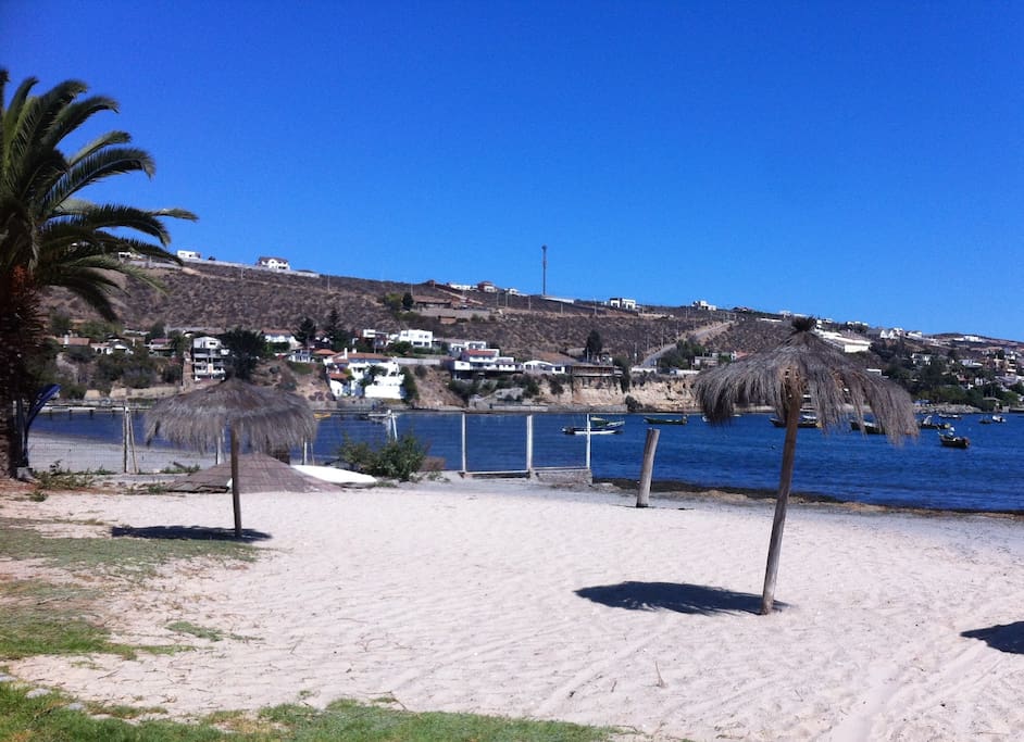 Hermosa playa en el corazon de la bahia.