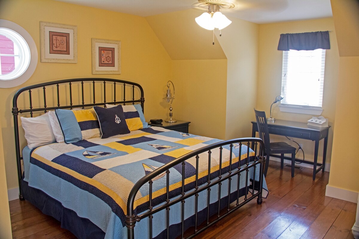 Pumzika baada ya siku ya kusisimua katika chumba chako cha kulala chenye nafasi kubwa kilicho na kitanda aina ya king  