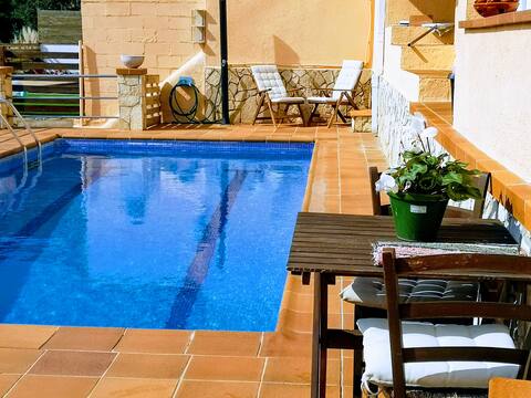 Casa con piscina y barbacoa