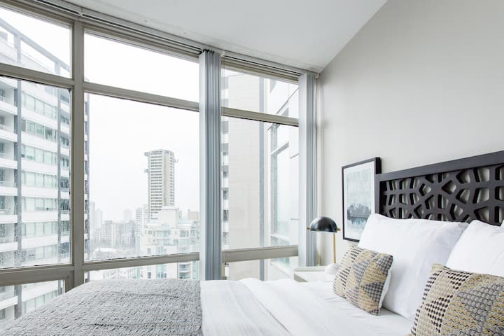 Executive Comfort only 1 Block from Robson Street