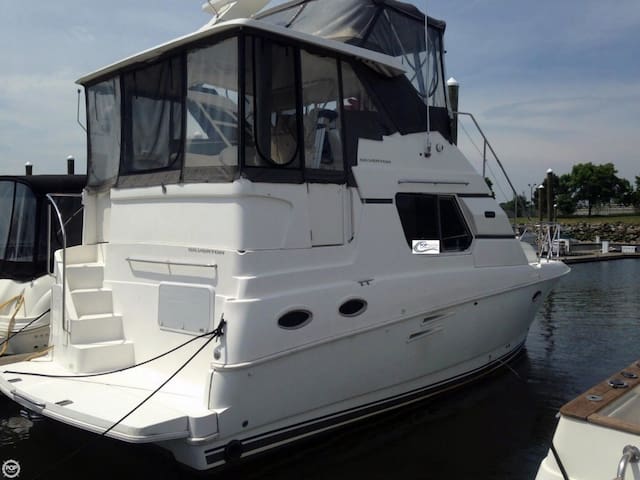 What are some tips for leasing a boat?