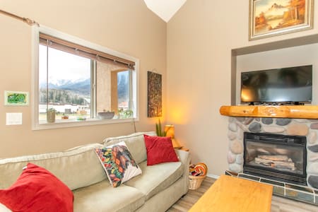 3 Bed Boho Condo | Mount Fernie Views | Fireplace