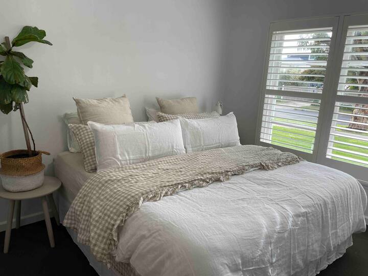 主卧、加大双人床、配备镀铬铸件的电视。 