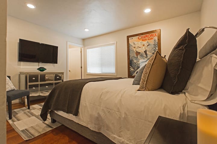 Брачна спална соба  со 42-инчен HD телевизор и бања со тоалет