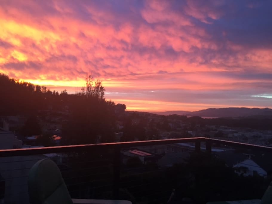 Spectacular Gold Coast sunsets from the sundeck...or sofa! Golden Gate Bridge and Pacific Ocean views