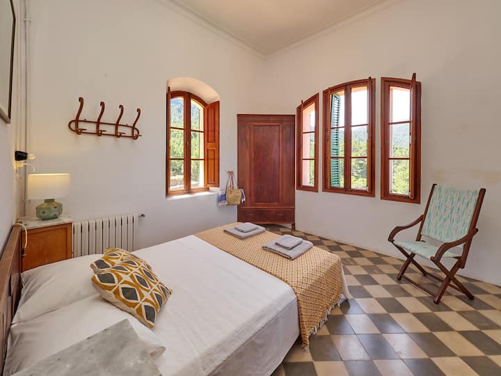 Soba na katu s pogledom na obje strane kuće