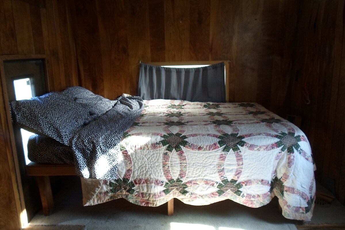 露营拖车内有全尺寸双人床和单人床