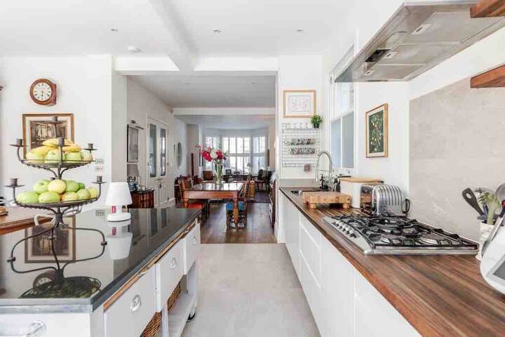 Gorgeous 5 Bedroom Family Home, Richmond /Garden gallery image 4