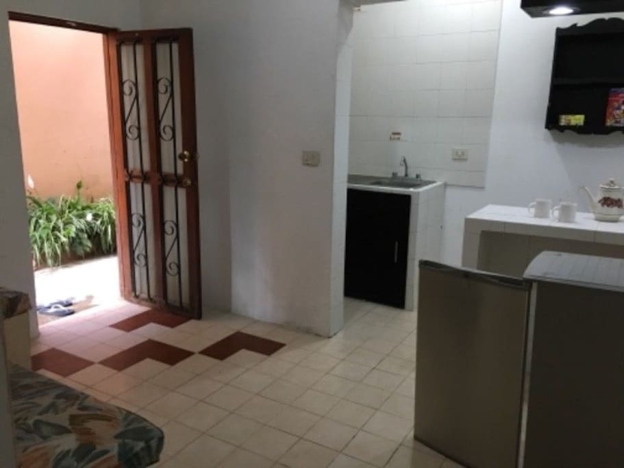 Puerta de madera con vidrio, piso con azulejo, luz, agua, aire acondicionador