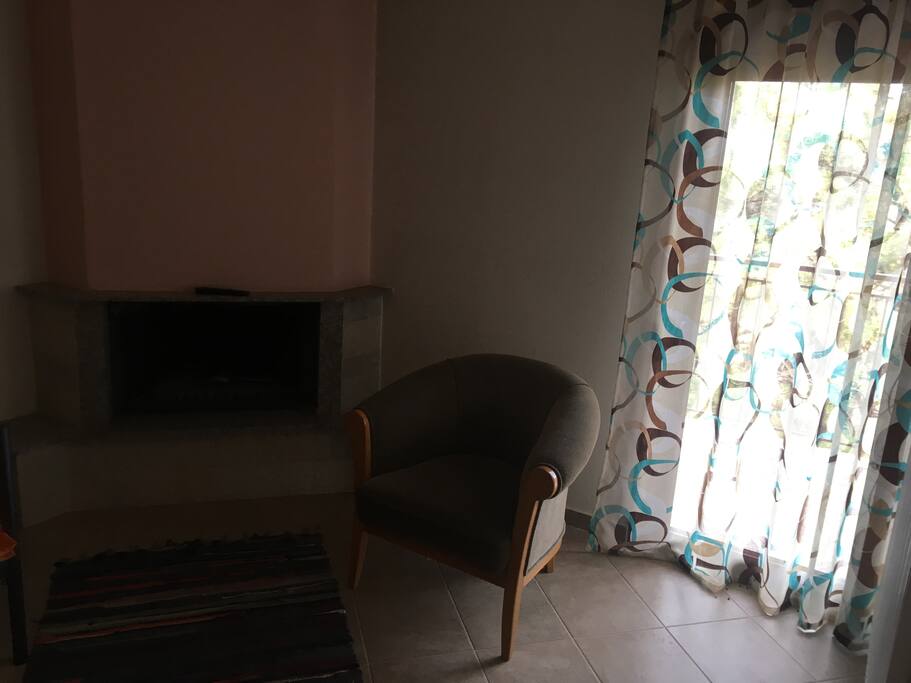 Δωμάτιο 17 με τζάκι 42"tv καναπές κρεβάτι διχωρο ψυγείο