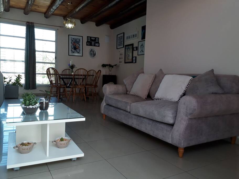 Vista general del living- comedor, muy luminoso. Cuenta con un tv de 42", un gran sillon, estufa y aire acondicionado grande frio calor. Además se puede disfrutar de un gran ventanal con vista a la montaña.