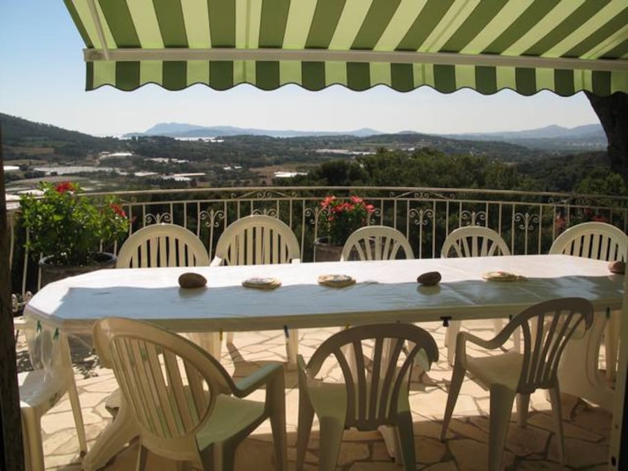 La terrasse Sud-Ouest de 30m2 avec barbecue, vue dominante à 180°