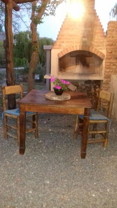 Outdoor barbacue pit...great for family barbacues!