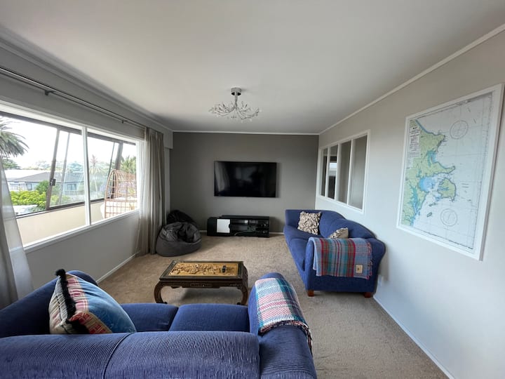 Salon. Télévision HDR 4k 65"avec barre de son ATMOS, Netflix 4k, TV à la demande, Apple TV, Disney+ etc.  Parfait pour une nuit devant un film ou pour distraire les enfants. Grand variateur.

Canapé 2 et 2,5 places.  2 sacs de haricots.  Coussins et couvertures.