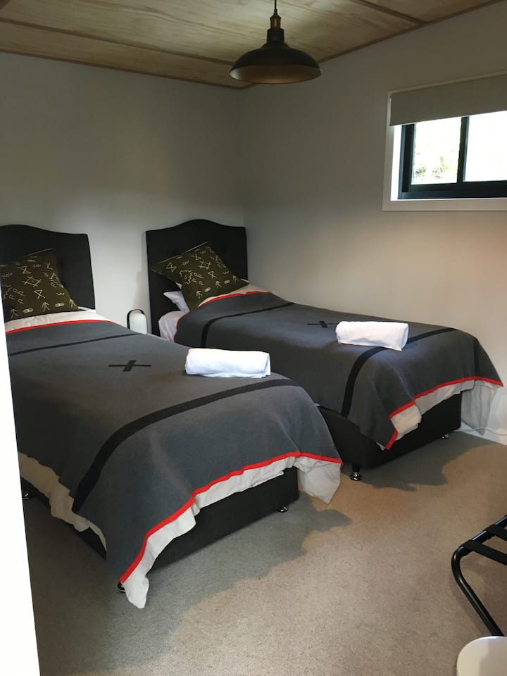 第四间卧室，带套内卫生间的独立小木屋