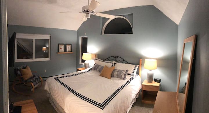 三楼「主卧」，配备加大双人床、套房浴室和步入式衣柜。