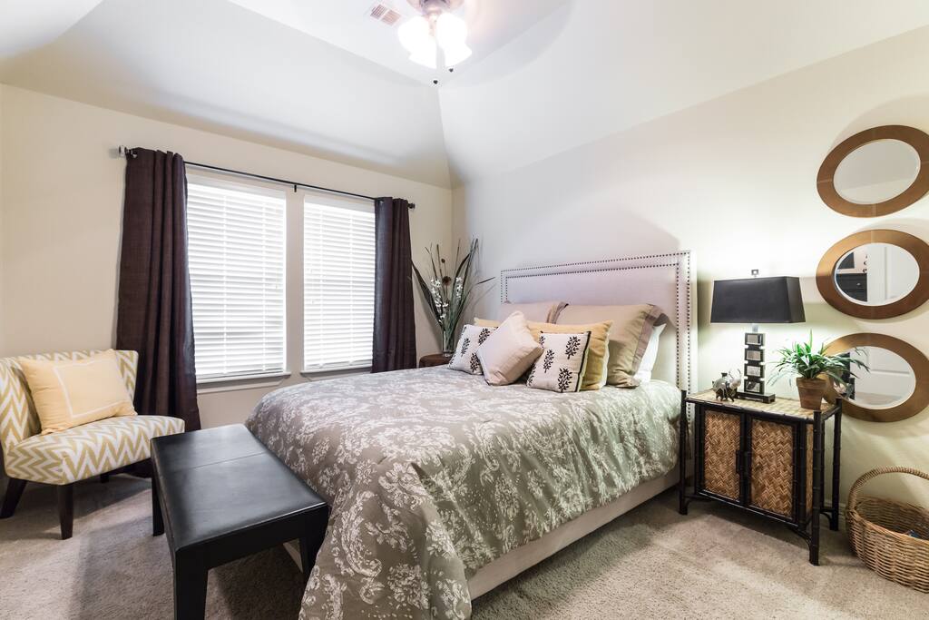 Comfy Queen size bed with view of pool