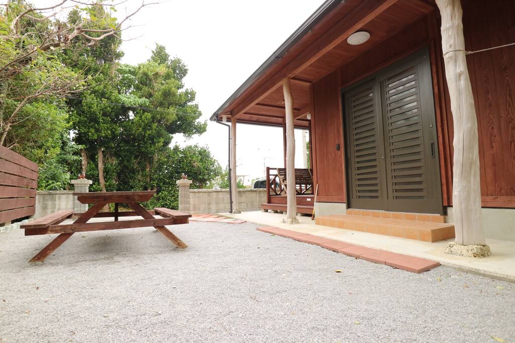 お庭のテーブルでお茶でもどうぞ
