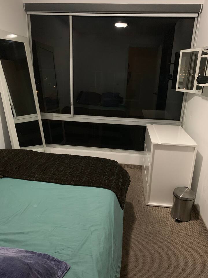 მე-2 საძინებელი ორადგილიანი საწოლით, დიდი გარდერობით (სურათიდან)
Სრული ზომის სარკე 