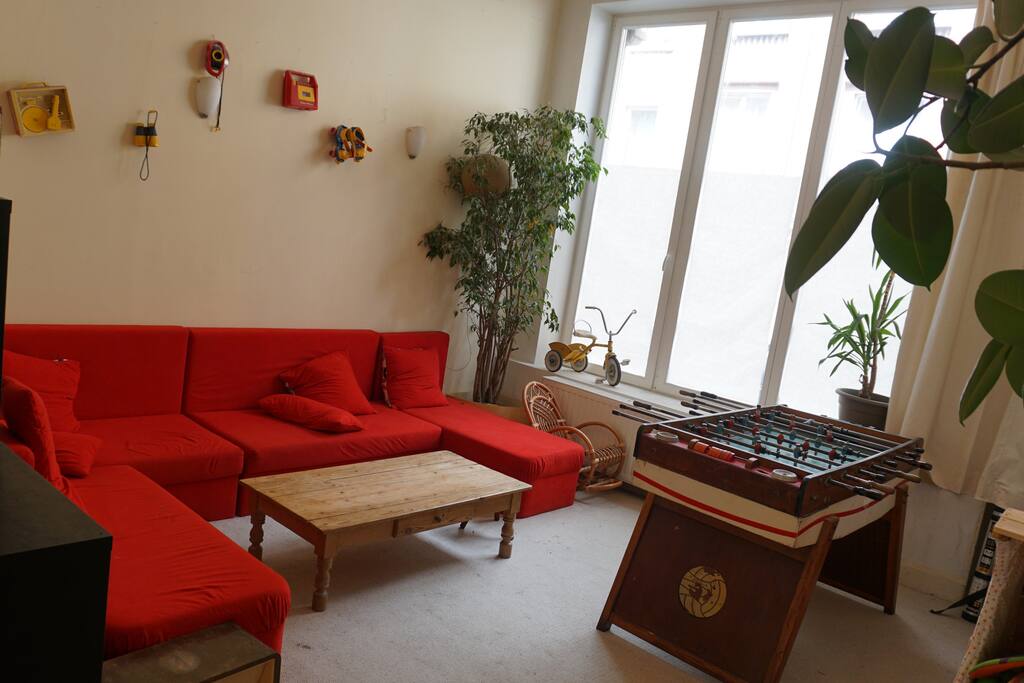 Salon avec kicker. Le divan se transforme en lit double.