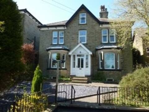 Wellwood Lodge, 10 mins walk to Buxton's delights