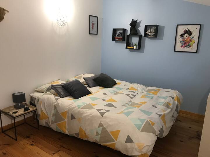 ชั้นบน: ห้องนอนขนาด 13 ตร.ม. มีเตียงขนาด 160 x 200