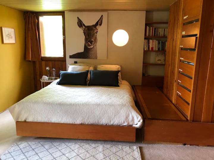 Questa camera matrimoniale ha il proprio bagno con vasca e servizi igienici 