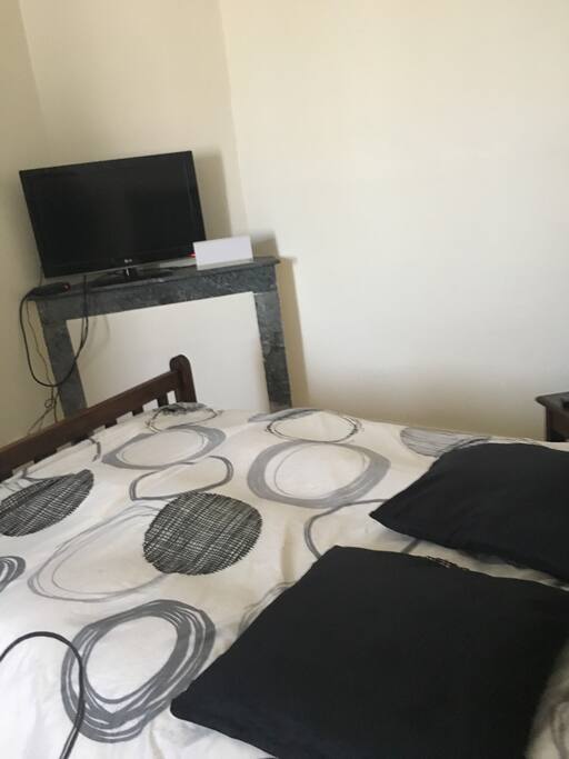 Chambre lit 140 160 avec télé