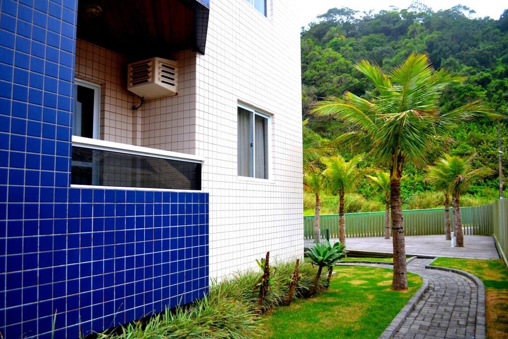 Frente do apartamento e lateral do prédio, dá acesso para Deck, possui cadeiras do prédio.